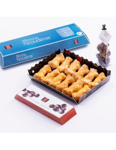 Pack especial Tolosana: 1 Trenza de Almudévar, 1 Caja de Castañas de Mazapán, 1 Caja de 12 Lacitos de Yema y 1 Bolsa de Rocas